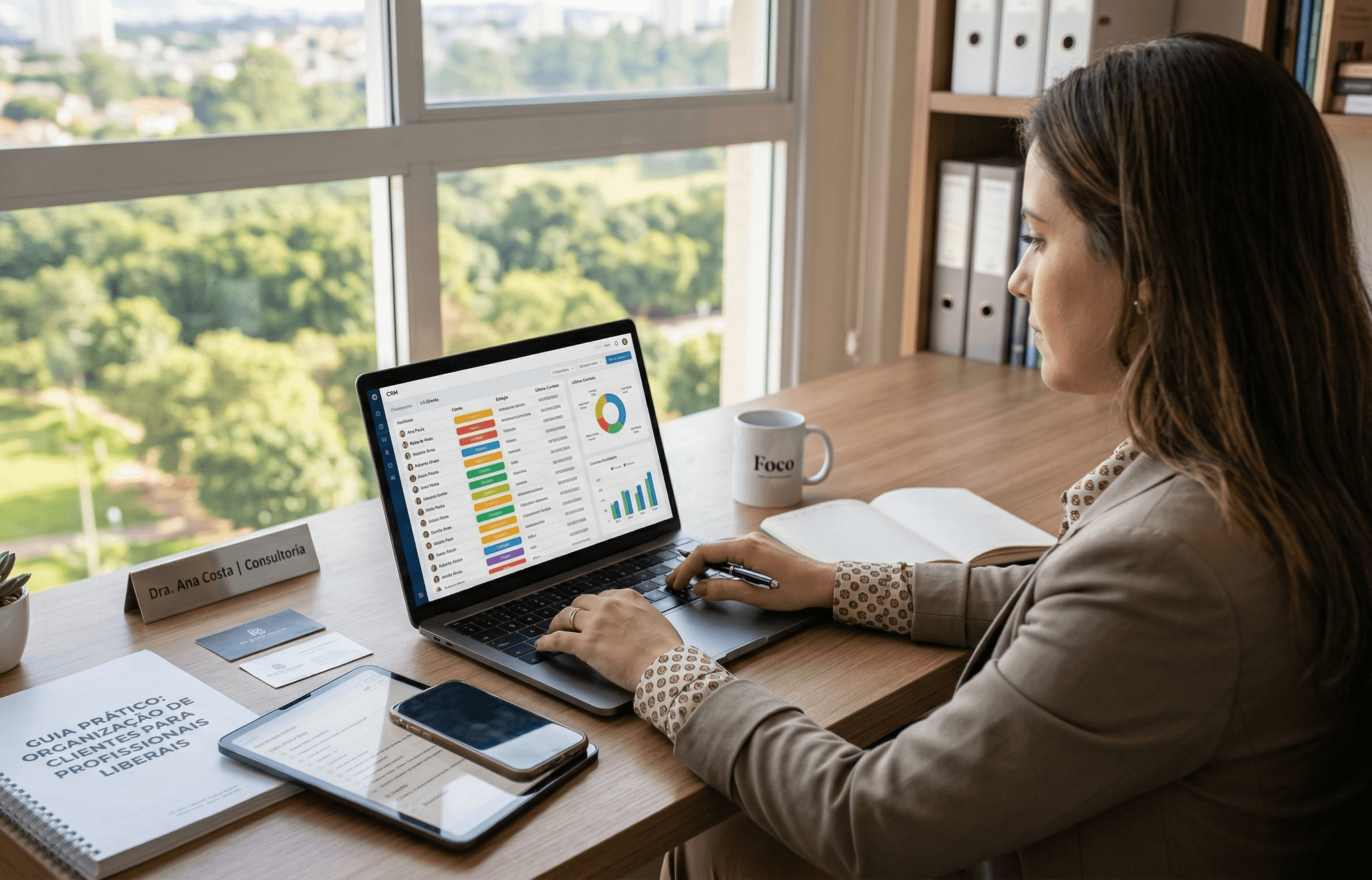 Profissional liberal organizando base de clientes em sistema simples no computador