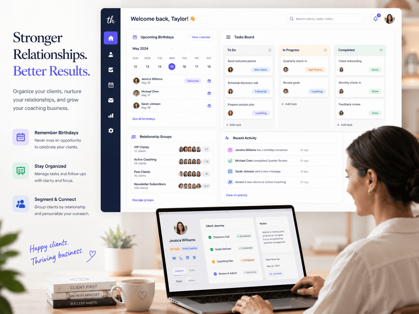 Coach organizando base de clientes em sistema digital com calendário de aniversários, kanban de tarefas e grupos de relacionamento